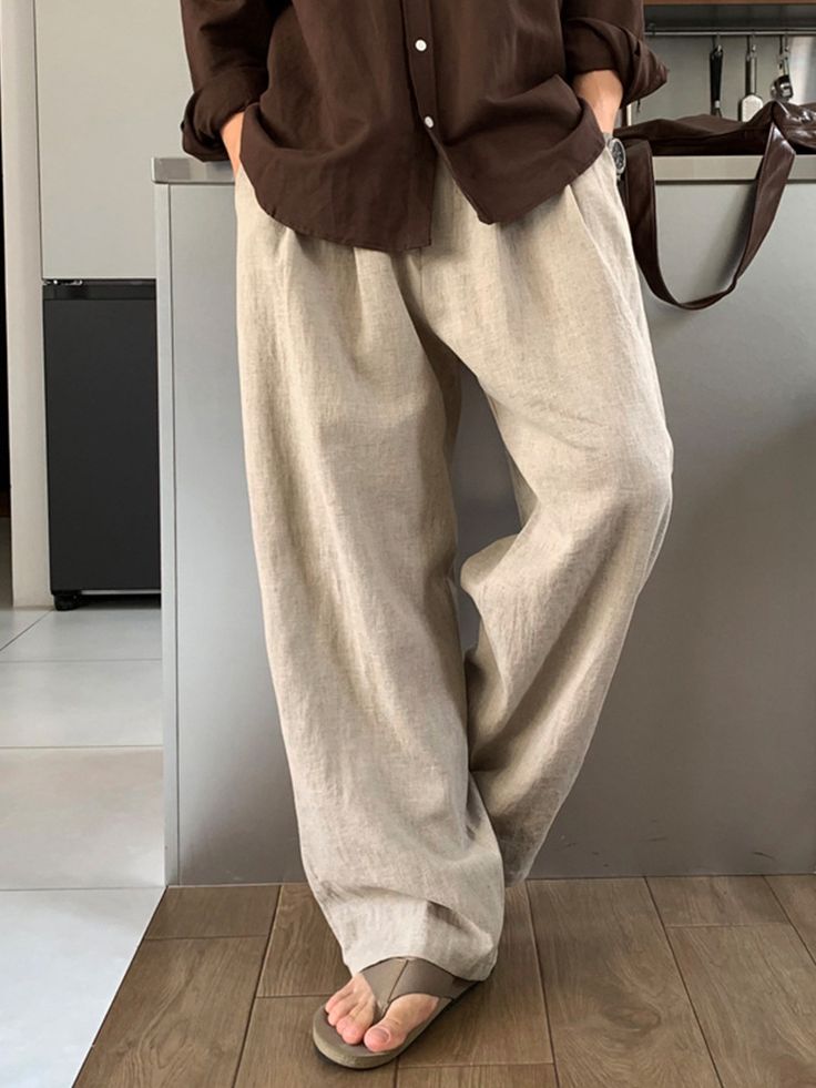 Detalle del tejido de lino premium en pantalón y camisa